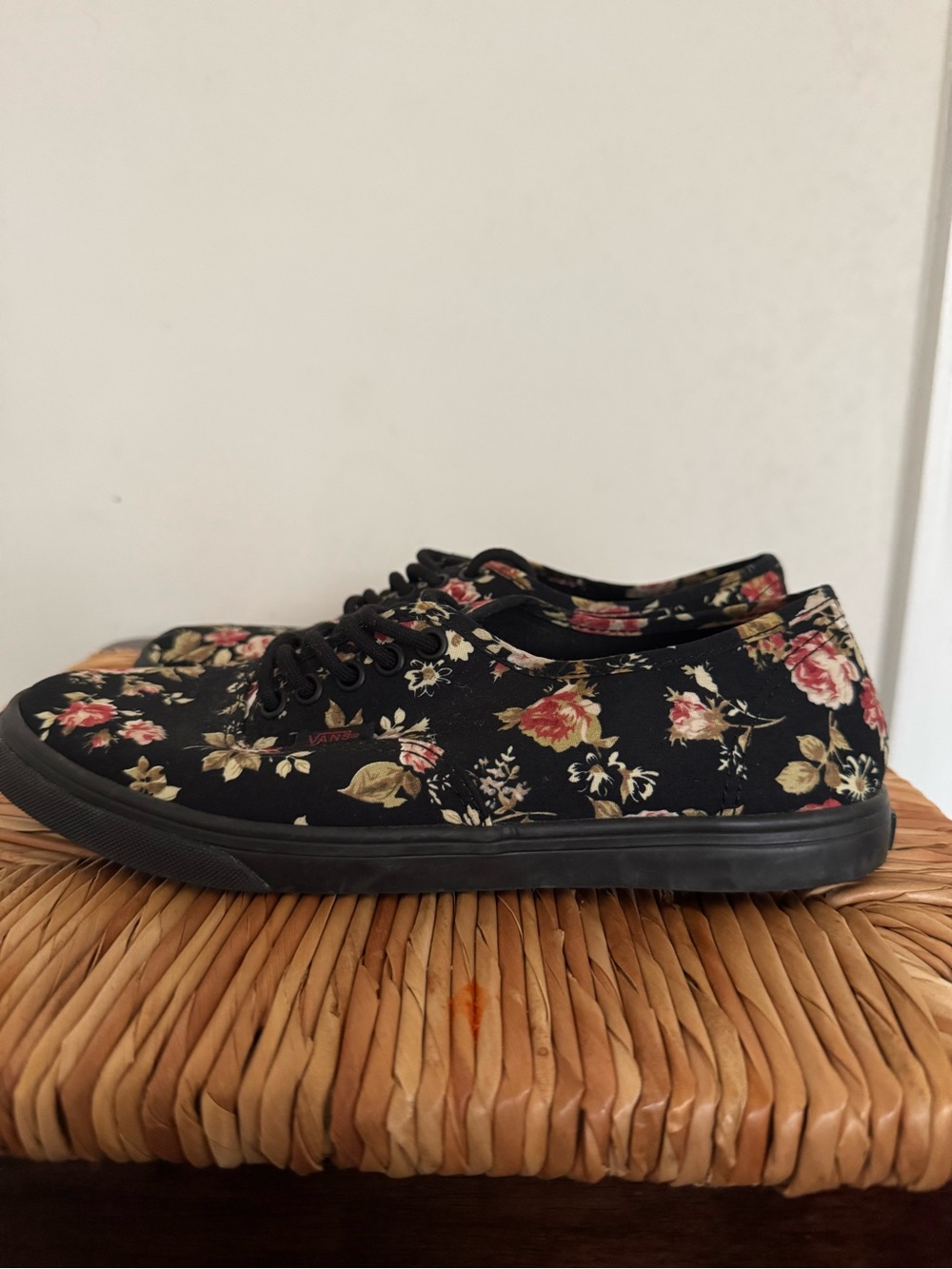Women’s Vans Black Canvas Floral Low-Top Sneakers with Pink/Cream Roses size 6